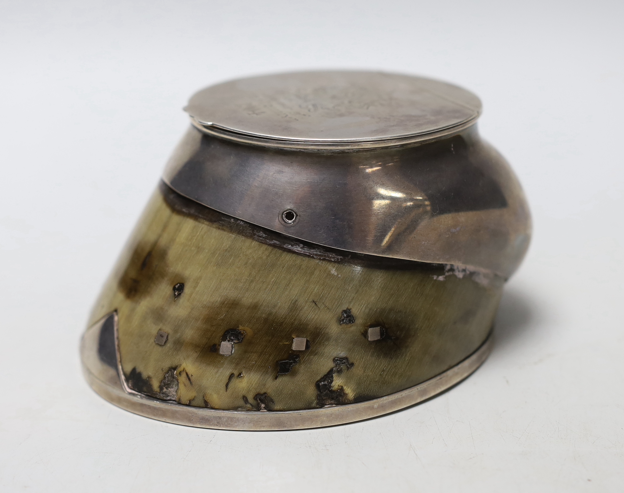 An Edwardian silver mounted horse's hoof inkwell, engraved 'Souvenir of Old Tommy', London, 1904, height 74mm.